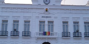 Colocan la bandera LGTBIQ+ en el balcón del Ayuntamiento de Tomelloso por el Día Internacional del Orgullo