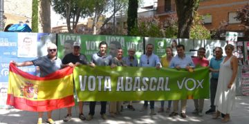 La caravana electoral de VOX hace parada en Tomelloso recordando que «en estas elecciones nos lo jugamos todo».