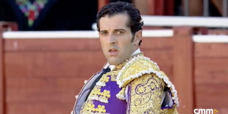 El torero tomellosero Antonio Linares sale por la puerta grande de la plaza de toros de Almadén tras cortar dos orejas