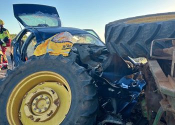 Muere un hombre de 78 años y otras dos personas resultan heridas tras chocar un vehículo con un tractor en Los Yébenes
