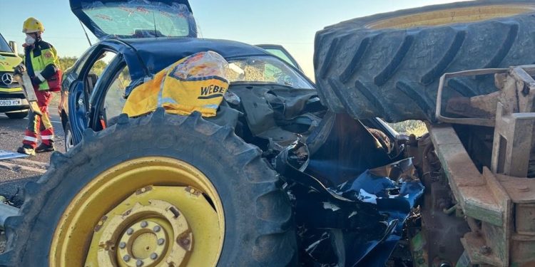 Muere un hombre de 78 años y otras dos personas resultan heridas tras chocar un vehículo con un tractor en Los Yébenes