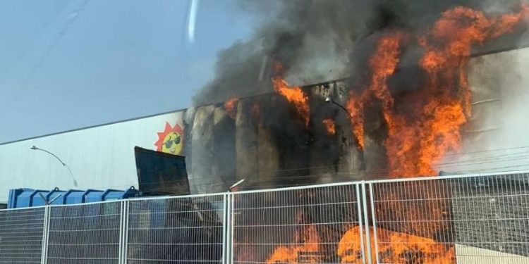 Se investiga si las altas temperaturas podrían estar detrás del incendio en la fábrica de Tosfrit en Manzanares
