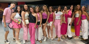 Se desata la locura por la película «Barbie» en los cines de Tomelloso, con grandes colas teñidas del rosa de la muñeca