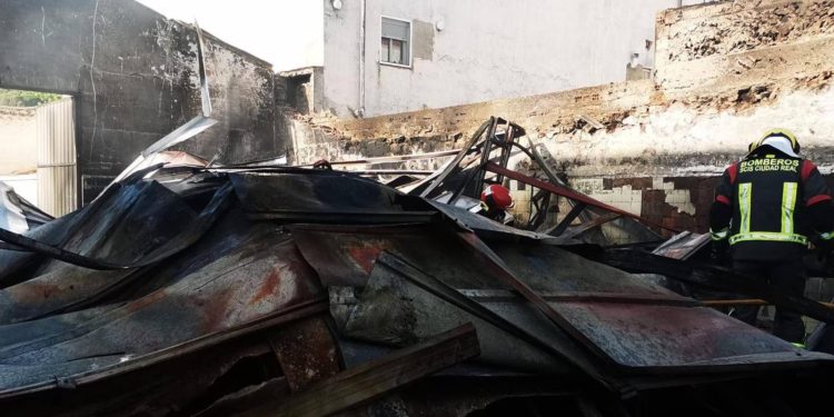 Arde una nave de productos de limpieza provocando el desalojo de 15 personas, una de ellas de 102 años, en Almadén