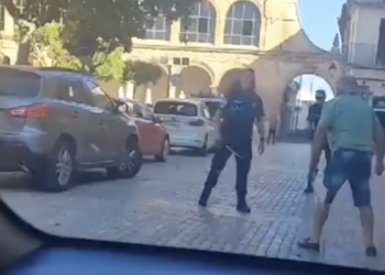 Graban cómo un hombre de 68 años agrede con un arma blanca a dos policías en plena calle en San Clemente