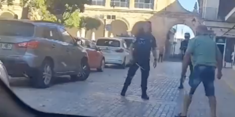 Graban cómo un hombre de 68 años agrede con un arma blanca a dos policías en plena calle en San Clemente