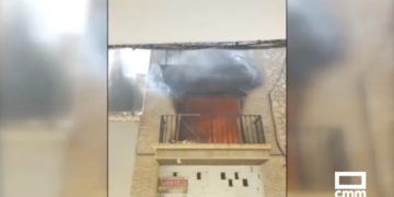 Rescatan a dos menores de 3 y 13 años del incendio originado en una vivienda okupada de Quintanar de la Orden