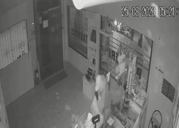 Las cámaras de seguridad graban cómo cinco personas roban a mazazos en un estanco de Mocejón