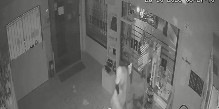 Las cámaras de seguridad graban cómo cinco personas roban a mazazos en un estanco de Mocejón