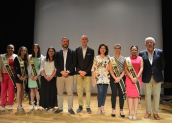 El guitarrista Óscar Herrero recibe emocionado el título de «Tomellosero Ausente» de la Feria y Fiestas de Tomelloso 2023