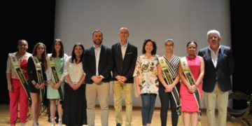 El guitarrista Óscar Herrero recibe emocionado el título de «Tomellosero Ausente» de la Feria y Fiestas de Tomelloso 2023