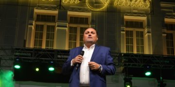 Chemi «El Choileja» y el humor de Jaime Borromeo deslumbran en el espectáculo de variedades de la Feria y Fiestas