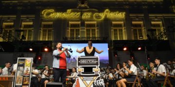 El espectáculo «No te montes películas», de Santa Cecilia y Jesús Arenas llenan la Plaza de España de música y humor