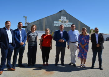 Avanza la campaña del melón en la Cooperativa Santiago Apóstol, que recibe la visita del Consejero de Agricultura, Julián Martínez