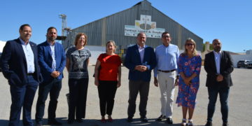 Avanza la campaña del melón en la Cooperativa Santiago Apóstol, que recibe la visita del Consejero de Agricultura, Julián Martínez