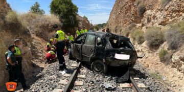 Un hombre de 40 años resulta herido grave tras caerse con su vehículo a las vías del tren a su paso por Ocaña