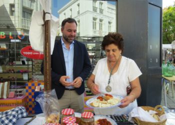 Las costumbres de antaño vuelven a llenar la Plaza de España de Tomelloso de público en el XVII Mercado Tradicional