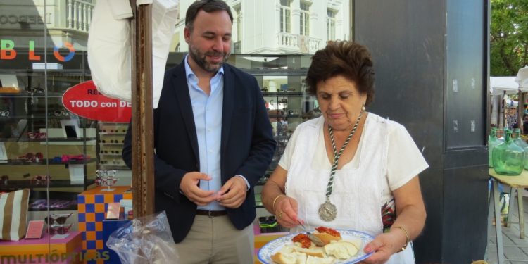 Las costumbres de antaño vuelven a llenar la Plaza de España de Tomelloso de público en el XVII Mercado Tradicional