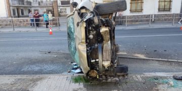 Graban una persecución policial por Ciudad Real para detener al conductor de un coche robado que terminó volcando