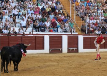 El torero tomellosero Antonio Linares sale por la puerta grande de la plaza de toros de Socuéllamos tras cortar tres orejas