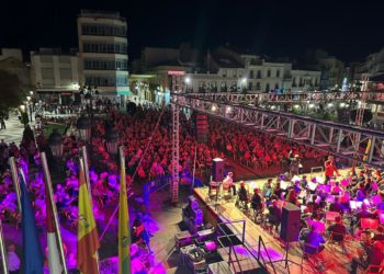 La Unión Musical de Tomelloso y Luis Muñoz rinden tributo a Raphael y Camilo Sesto en una Plaza de España llena de público