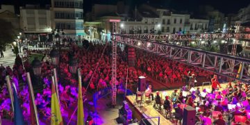 La Unión Musical de Tomelloso y Luis Muñoz rinden tributo a Raphael y Camilo Sesto en una Plaza de España llena de público