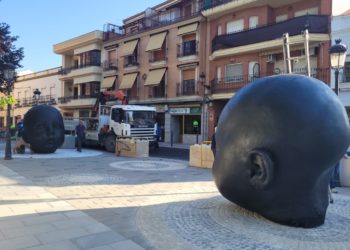 Colocan las dos cabezas escultóricas de Antonio López en la Glorieta de María Cristina, trasladando la de la Plaza de España