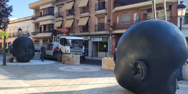 Colocan las dos cabezas escultóricas de Antonio López en la Glorieta de María Cristina, trasladando la de la Plaza de España