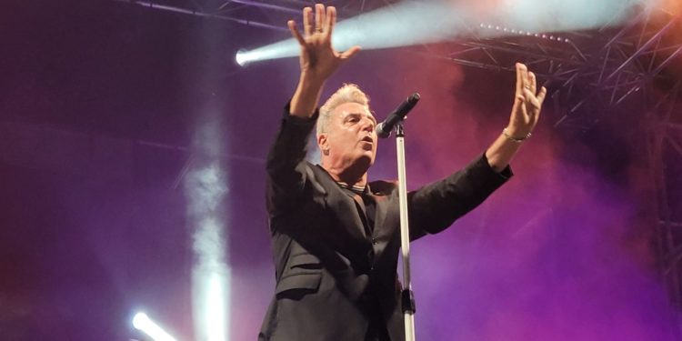 Loquillo brinda una noche de auténtico rock a los más de 2.500 asistentes de su concierto de la Feria y Fiestas de Tomelloso