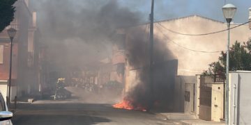 Arden cuatro contenedores en la Calle Los Gañanes de Tomelloso, aparentemente debido a un nuevo acto vandálico