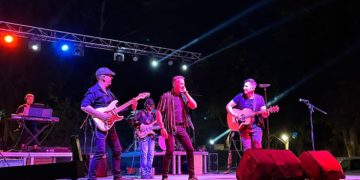 Lleno total en los Jardines del Parque para regresar a la década de los ochenta con la música del «Tributo a El Último de la Fila»