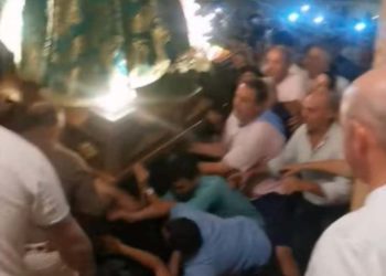 Graban cómo casi tiran al suelo a la patrona de Torre de Juan Abad, la Virgen de la Vega, durante su última procesión