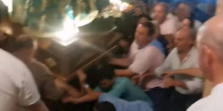 Graban cómo casi tiran al suelo a la patrona de Torre de Juan Abad, la Virgen de la Vega, durante su última procesión