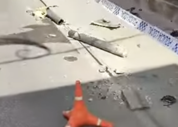 Graban los destrozos causados por un vehículo, que arranca varios bolardos y señales de circulación de la Calle Belén de Tomelloso