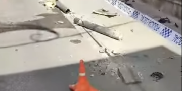 Graban los destrozos causados por un vehículo, que arranca varios bolardos y señales de circulación de la Calle Belén de Tomelloso