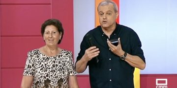 El momento en el que a Manuela, de Tomelloso, le suena el móvil en el programa «En Compañía» y Ramón García contesta la llamada
