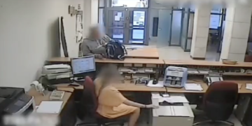 Las cámaras de seguridad graban el atraco a punta de pistola de 67.000 euros en un banco de Cabañas de la Sagra