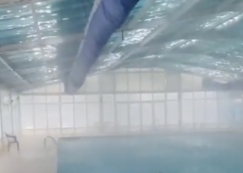Una brutal granizada del tamaño de pelotas de ping pong destroza el techo de una piscina cubierta en Albacete