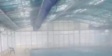 Una brutal granizada del tamaño de pelotas de ping pong destroza el techo de una piscina cubierta en Albacete