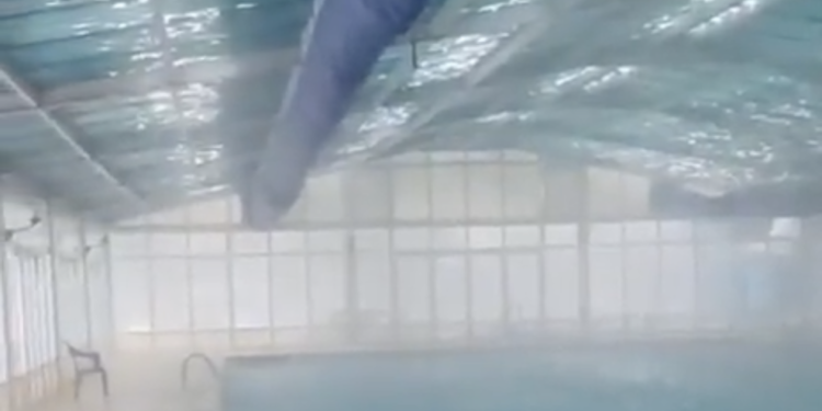 Una brutal granizada del tamaño de pelotas de ping pong destroza el techo de una piscina cubierta en Albacete