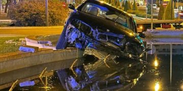 Un conductor ebrio acaba con su vehículo dentro de una fuente en una rotonda de Ciudad Real