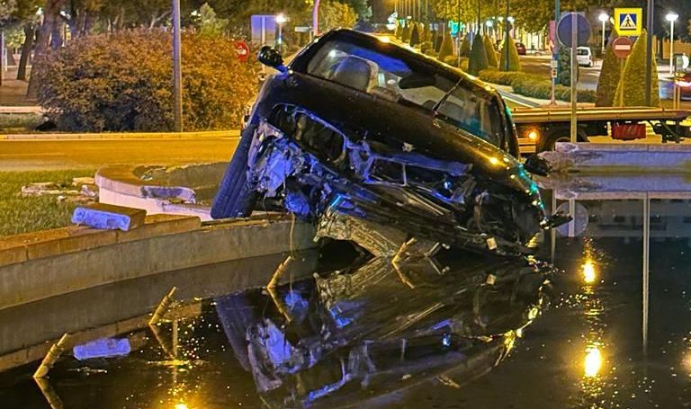 Un conductor ebrio acaba con su vehículo dentro de una fuente en una ...