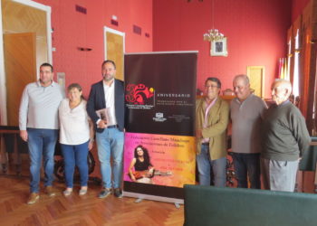 El próximo sábado 30 de septiembre se celebra en nuestra localidad un cumpleaños muy especial. Se trata de la Federación Castellano-Manchega de Asociaciones de Folklore, nacida en esta misma ciudad en 1993, y que agrupa a las principales asociaciones de música y danza de la región. El evento, que tendrá lugar en el Teatro Marcelo Grande a las 20:00 de la tarde, y que contará con entrega de reconocimientos y las actuaciones del grupo FEDEFOLKCM y de la artista Ana Alcaide, ha sido presentado hoy en el Salón de Plenos del Ayuntamiento en compañía del alcalde la ciudad, Javier Navarro.
