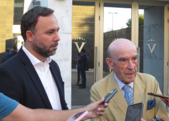 Al caer la tarde el día de ayer, 25 de septiembre, y en plena vendimia, el alcalde Javier Navarro ha visitado la Cooperativa Virgen de las Viñas, acompañado de algunos miembros de su equipo de gobierno.