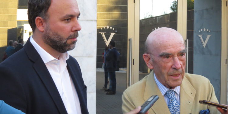 Al caer la tarde el día de ayer, 25 de septiembre, y en plena vendimia, el alcalde Javier Navarro ha visitado la Cooperativa Virgen de las Viñas, acompañado de algunos miembros de su equipo de gobierno.