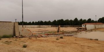 La DANA derriba parte de la pared del campo de fútbol de Arenales de San Gregorio