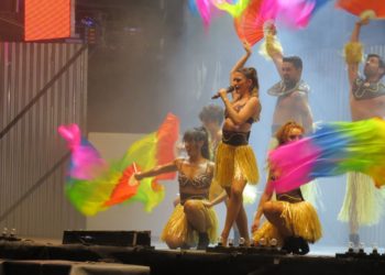 El musical «Top 40» derrocha humor y grandes canciones en una abarrotada Plaza de España de Tomelloso