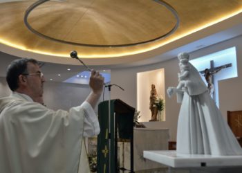 Una imagen en mármol de la Virgen de las Viñas llega a la renovada parroquia de Santo Tomás de Villanueva