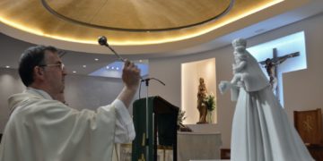 Una imagen en mármol de la Virgen de las Viñas llega a la renovada parroquia de Santo Tomás de Villanueva