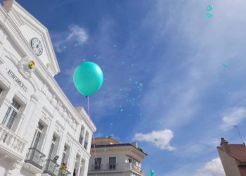 La suelta de globos en la Plaza de España de Tomelloso, entre las actividades por el Día Mundial del Alzheimer de AFAL Tomelloso